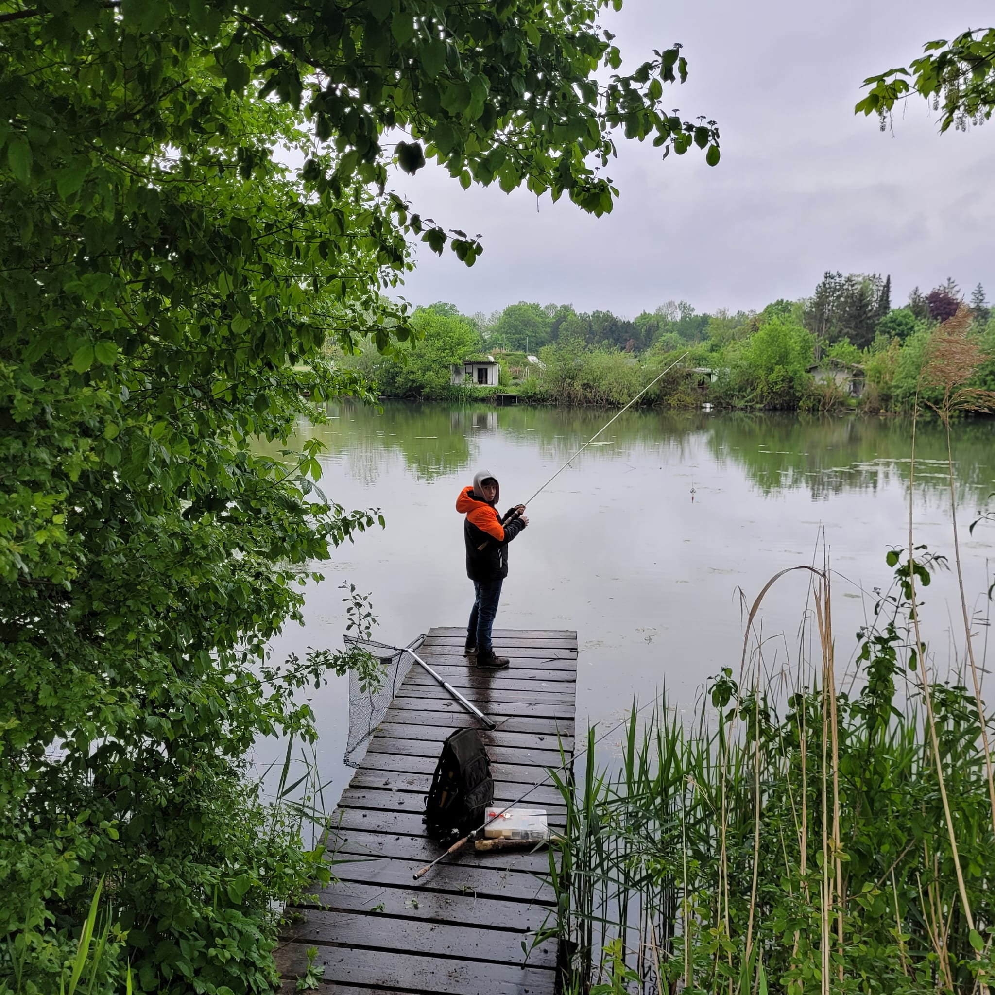 Junger Angler auf dem Steg am Altöttinger Weiher