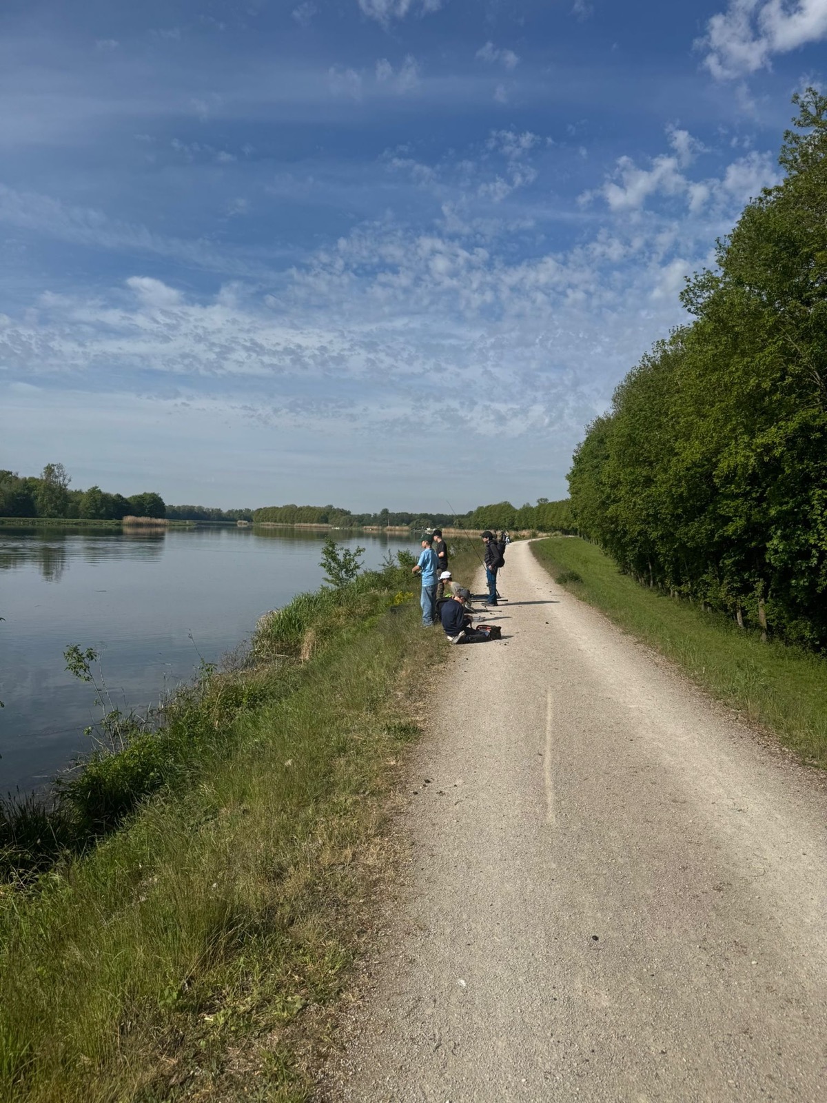 Gruppe der Fischerjugend am Donau-Ufer
